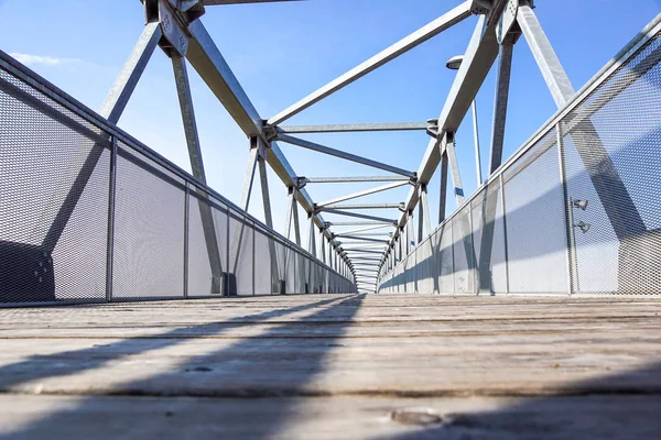 Transición peatonal sobre la carretera. puente de metal —  Fotos de Stock