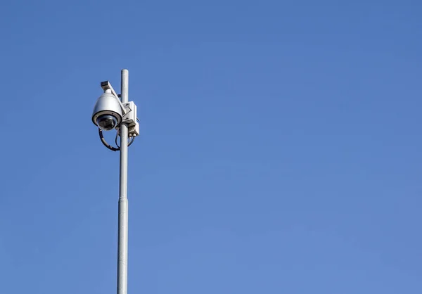 Die cctv-Kuppelkamera am Abend des Himmelshintergrundes. — Stockfoto