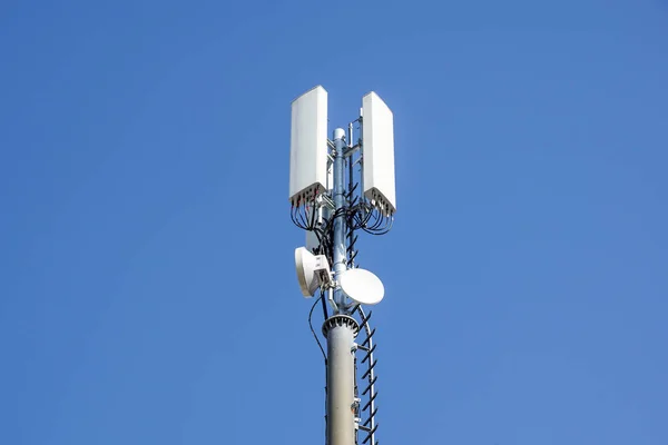 Telefon komórkowy komunikacji wzmacniacz anteny. telefon komórkowy sieci anteny. — Zdjęcie stockowe