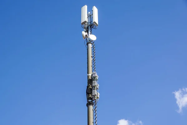 Mobiele telefoon communicatie repeater antenne. mobiele telefoon netwerk antenne. — Stockfoto