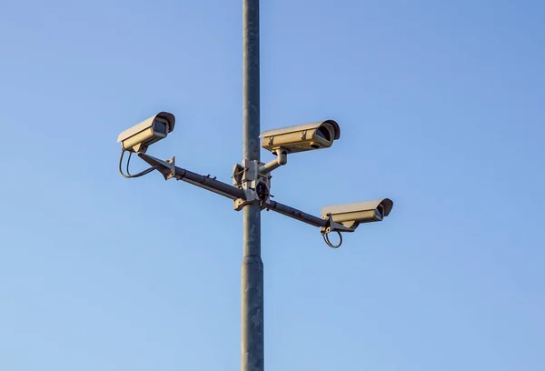 Le telecamere a circuito chiuso la sera dello sfondo cielo . — Foto Stock