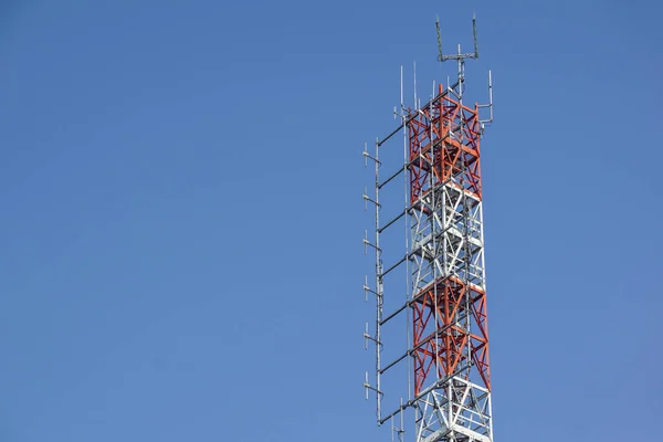 Антенны телекоммуникационного телевидения беспроводной технологии с голубым небом утром — стоковое фото