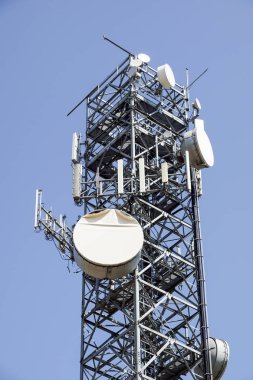 Telekomünikasyon Kulesi. anten cep telefonu baz istasyonu