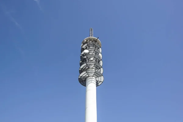 Εκπομπή πύργος στο κτίριο. Κεραία και το σύστημα είναι για comunication — Φωτογραφία Αρχείου