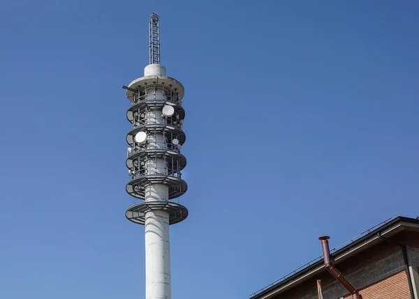 Vysílací věž na budovu. Anténa a systém pro komunikaci — Stock fotografie