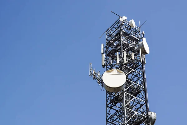 Antenn-torn, antenn tower byggnad med den blå himlen. Närbild av antennen byggnad med sky bakgrunden. — Stockfoto