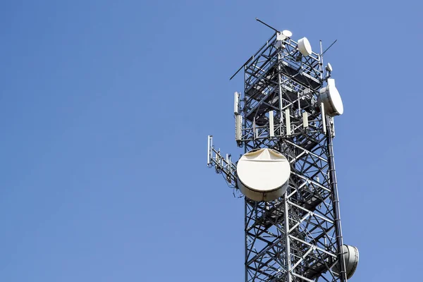 Torre delle telecomunicazioni. antenna Stazione base telefono cellulare — Foto Stock