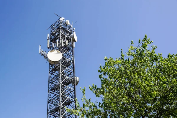 Tour d'antenne, bâtiment de tour d'antenne avec le ciel bleu. Gros plan du bâtiment de l'antenne avec le fond du ciel . — Photo