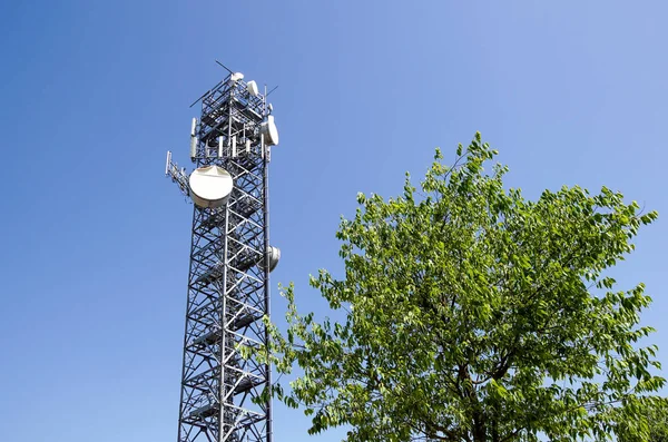 Πύργος τηλεπικοινωνιών. κεραία σταθμού βάσης κινητής τηλεφωνίας — Φωτογραφία Αρχείου