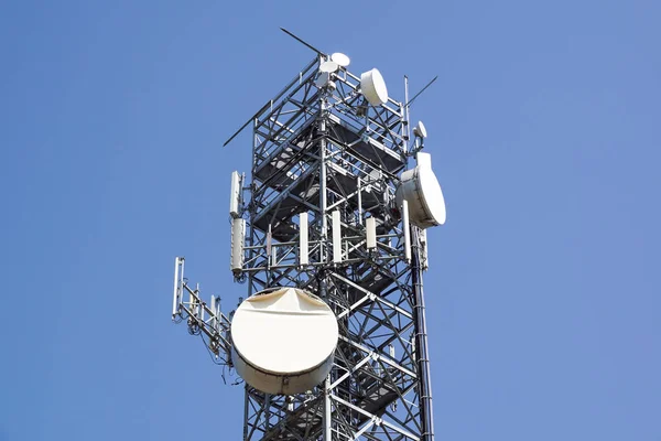 Antenn-torn, antenn tower byggnad med den blå himlen. Närbild av antennen byggnad med sky bakgrunden. — Stockfoto