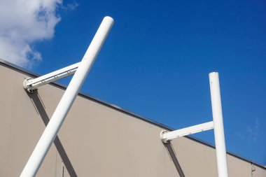 bir arka plan mavi gökyüzünde bir merdiven ile metal yapı