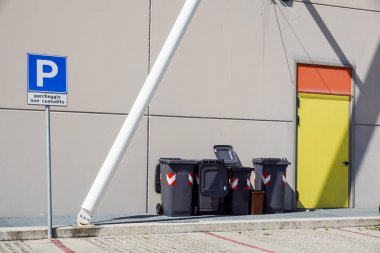 Acil çıkış ile endüstriyel bina, çöp kutusu. Otopark yol işaret. Yani İtalyanca çeviri ile yazılmış: katılımsız Park