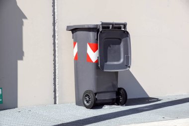 Fotoğraf eski yeşil bin tam çöplükte ile gösterir. Bir kokuşmuş bin, kirli bin ve nadir depo gözü.