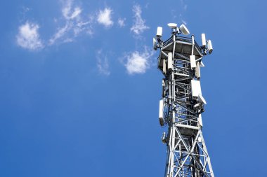 Anten Kulesi, mavi gökyüzü ile bina anten Kulesi. Gökyüzü arka plan ile bina anten Close-up.