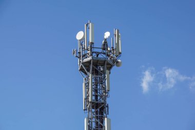 Telekomünikasyon Kulesi. anten cep telefonu baz istasyonu