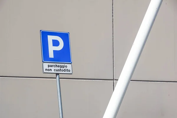 Señal de tráfico de estacionamiento. escrito en italiano traducción que significa: aparcamiento desatendido — Foto de Stock