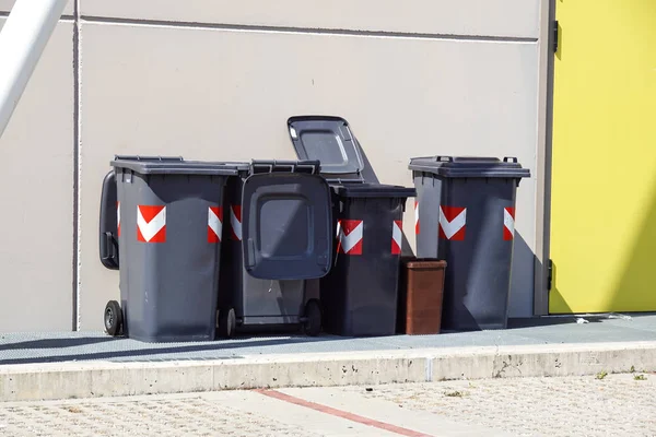 Notausgang mit Mülltonne am Industriegebäude . — Stockfoto