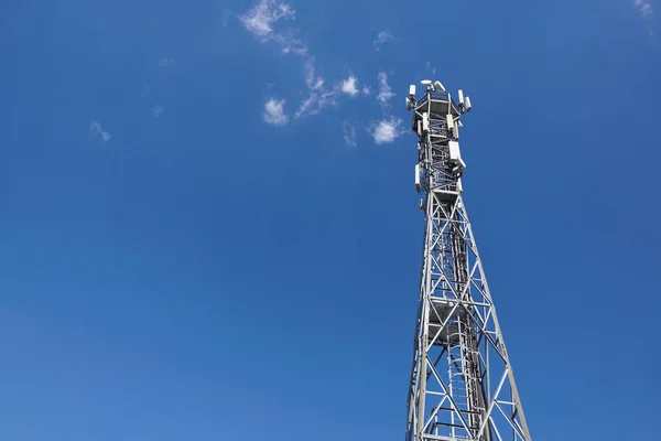 Телекоммуникационная башня с антеннами с голубым небом . — стоковое фото