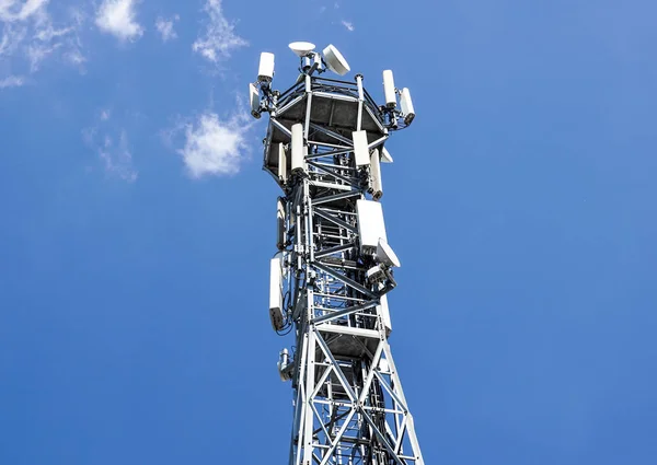Tour de télécommunications. antenne Station de base pour téléphone portable — Photo