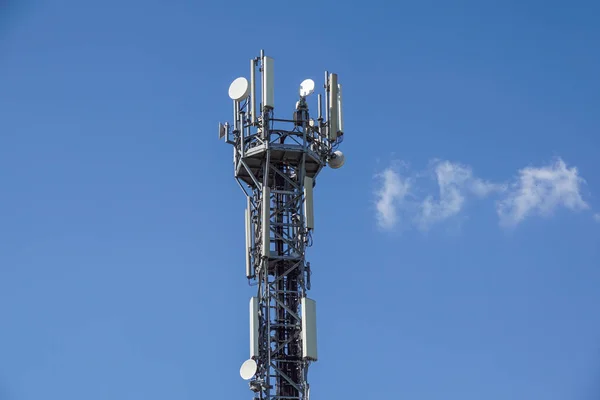 Tour de télécommunication avec antennes avec ciel bleu . — Photo