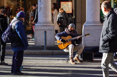 Torino, İtalya 07 Ocak 2017: gitar çalmaya sokak çalgıcısı street sanatçı