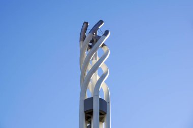 Demir ve çelik çatı fantastik ofis binası eğri yapısal ayrıntı. Modern ve çağdaş mimari kurgu cam çelik sütun ile. Mimari parça.