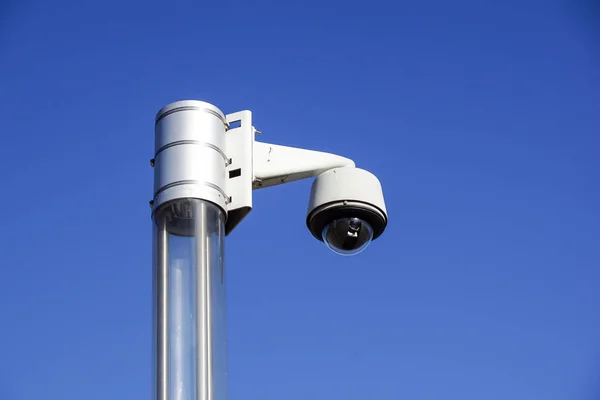 青い空とハイテク オーバーヘッド セキュリティ カメラ — ストック写真
