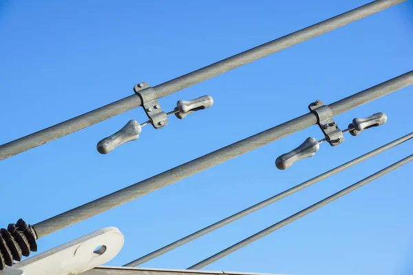 De fotograaf neemt een foto's de metalen constructies voor de bouw van de brug — Stockfoto