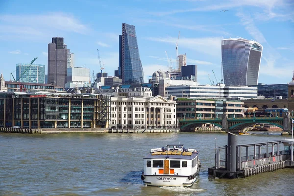 LONDRA INGHILTERRA 10 APRILE 2017: La City di Londra è uno dei principali centri di finanza globale, tra cui Tower 42 Gherkin, Willis Building, Stock Exchange Tower e Lloyd s di Londra  . — Foto Stock