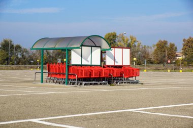 Alışveriş arabaları park yeri üzerinde tekerlek. Ayrıntı alışveriş sepeti. seçici odak