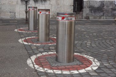 Geri çekilebilir elektrikli Bollard Metalik ve yer altındaki trafiğin kontrolü için hidrolik.