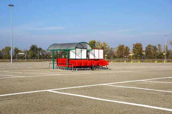 Roue de chariots d'achat sur un parking. Détail d'un panier. focus sélectif — Photo