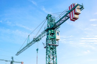 gökyüzü arka plan inşaat sahasında kule vinç
