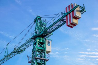 gökyüzü arka plan inşaat sahasında kule vinç