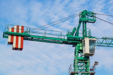 gökyüzü arka plan inşaat sahasında kule vinç