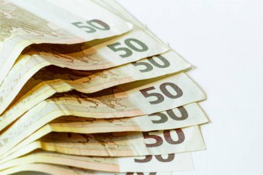 Beyaz ahşap zemin üzerinde 50 euro banknot