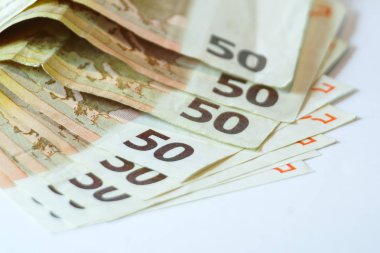 Beyaz ahşap zemin üzerinde 50 euro banknot