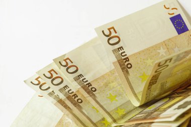 Beyaz ahşap zemin üzerinde 50 euro banknot