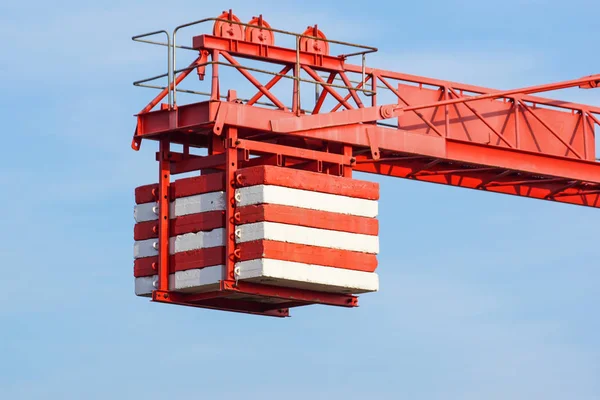 Il contrappeso della gru a torre al lavoro — Foto Stock