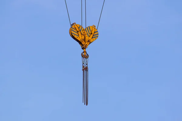 Tour de grue sur fond de ciel sur le chantier de construction — Photo