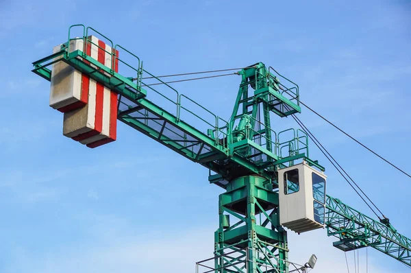 Torre de guindaste no fundo do céu no local de construção — Fotografia de Stock