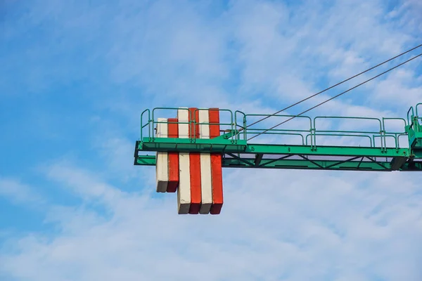 Crane tower på himmel bakgrund på byggarbetsplats — Stockfoto