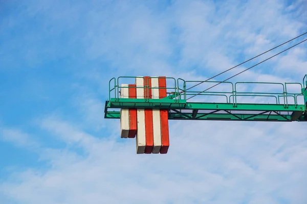 Crane tower på himmel bakgrund på byggarbetsplats — Stockfoto