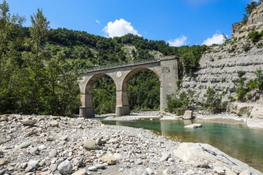 Eski tarihi taş köprü nehir dağlarda '