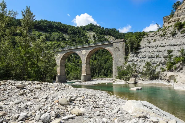 Eski tarihi taş köprü nehir dağlarda '