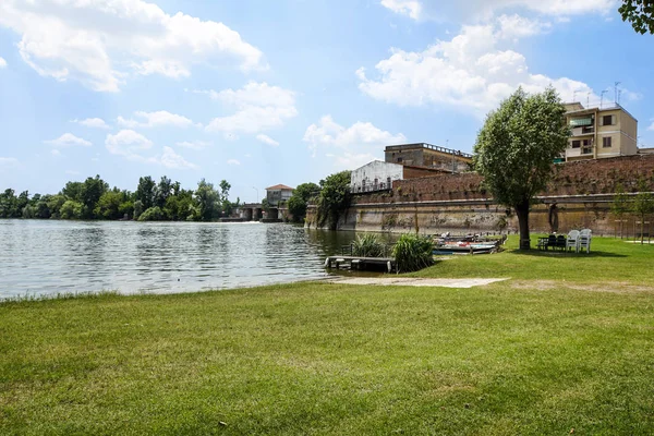 Güzel sonbahar günbatımı manzara nehir üzerinde Gölü