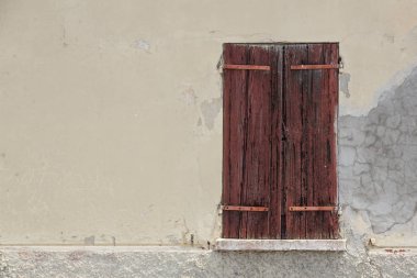 Akdeniz 'deki eski bir evin eski ahşap pencere panjurları, klasik arka plan..