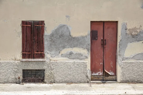 Vieja pared de la casa con puerta y ventana de madera — Foto de Stock