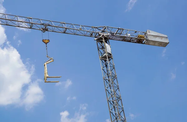 Crane mengangkat Pallet .Blue langit di latar belakang — Stok Foto