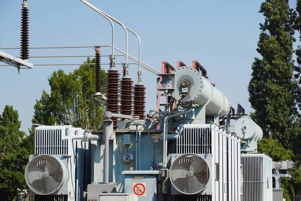 Distributie elektrische onderstations met elektrische leidingen en elektrische transformatoren — Stockfoto